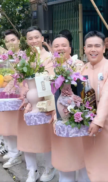 Dàn phù dâu và rể phụ trong lễ vu quy của Khánh Vân - Nguyễn Long.