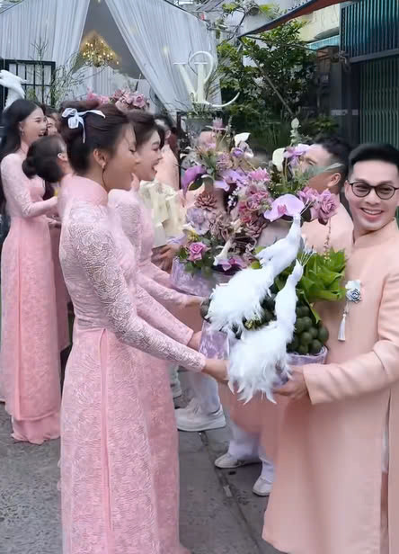 Dàn phù dâu và rể phụ trong lễ vu quy của Khánh Vân - Nguyễn Long.