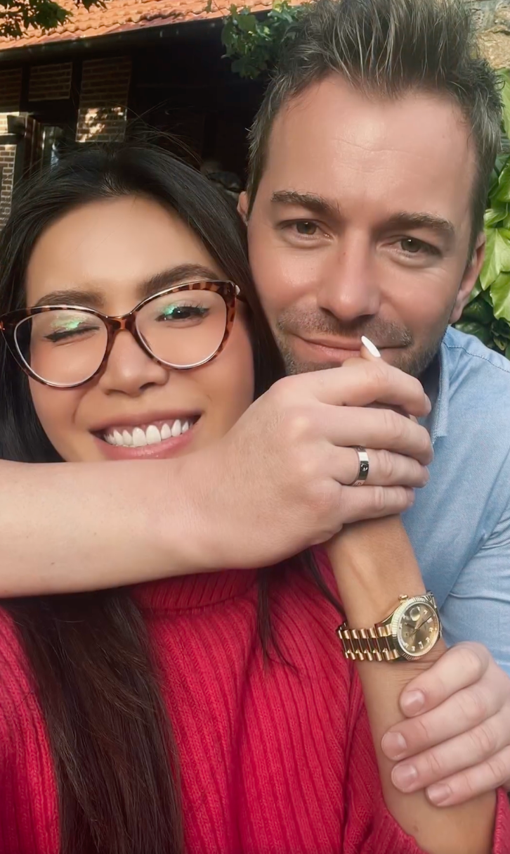 Minh Tú cầu hôn bạn trai.