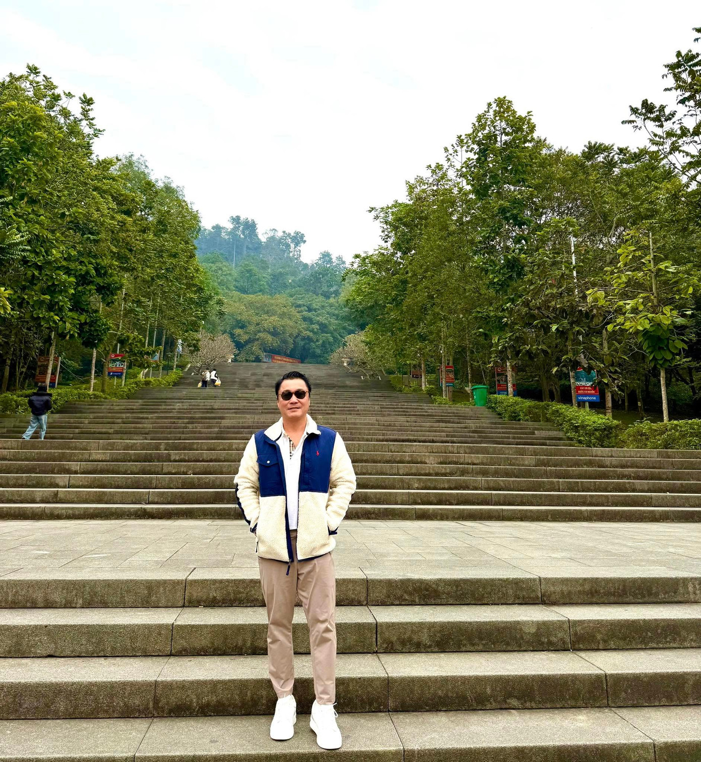 Lý Hùng cho biết tưởng nhớ các Vua Hùng là đạo lý uống nước nhớ nguồn. Nam diễn viên nói vinh dự khi được đến viếng, thắp hương tại Khu di tích lịch sử Đền Hùng. Dưới bài đăng của anh trai, diễn viên Lý Hương bình luận: "Đền Hùng Phú Thọ hùng vĩ uy nghi, trang nghiêm và linh thiêng".