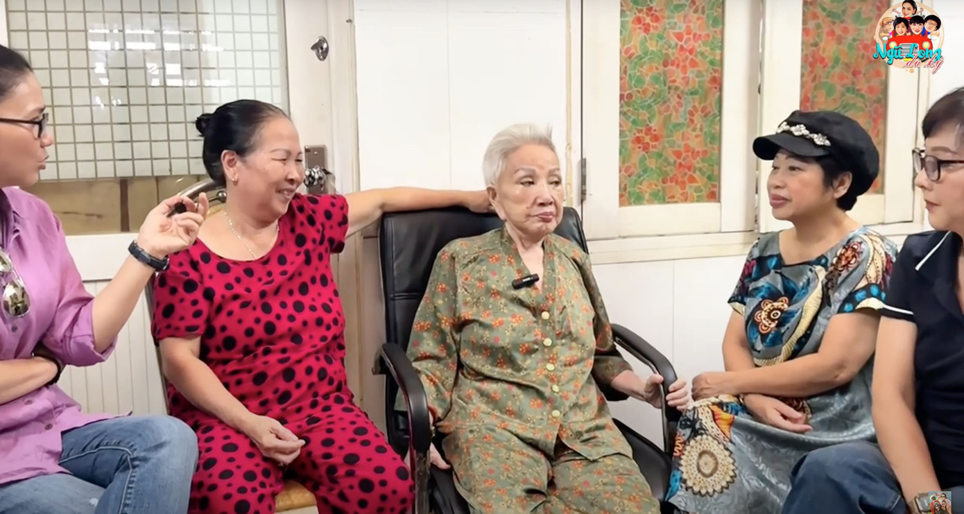 Nghệ sĩ Hồng Nga bị lẫn nhiều ở tuổi 80. Nghệ sĩ Hồng Nga bị lẫn nhiều ở tuổi 80.