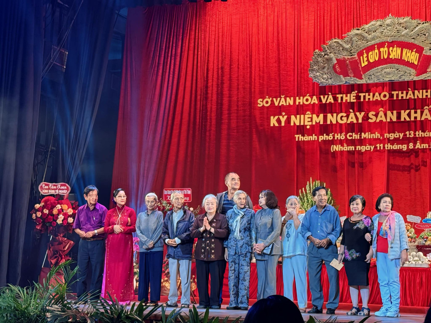 Sở Văn hóa Thể thao TPHCM có khoảnh khắc tri ân, tặng quà cho nhiều nghệ sĩ gạo cội như nghệ sĩ Bo Bo Hoàng, NSƯT Thanh Nguyệt, nghệ sĩ Trang Bích Liễu, nghệ sĩ Diễm Kiều, NSƯT Lê Thiện, nghệ sĩ Phương Bình...