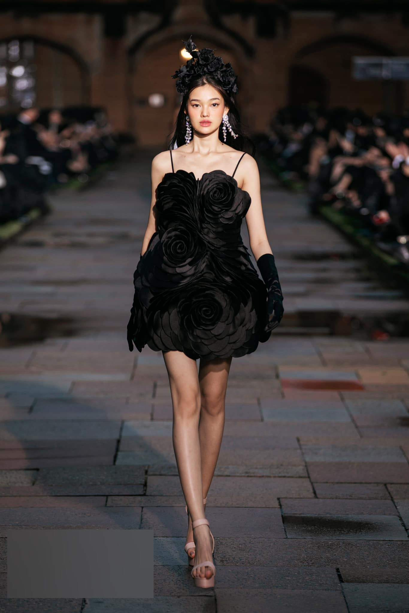 Hồi tháng 4, Bé Quyên là người mẫu mới vào nghề hiếm hoi được mời sang Australia trình diễn trong show thời trang có nhiều người nổi tiếng như siêu mẫu Thanh Hằng, Võ Hoàng Yến, Hoa hậu Ngọc Châu... Hồi tháng 4, Bé Quyên là người mẫu mới vào nghề hiếm hoi được mời sang Australia trình diễn trong show thời trang có nhiều người nổi tiếng như siêu mẫu Thanh Hằng, Võ Hoàng Yến, Hoa hậu Ngọc Châu...