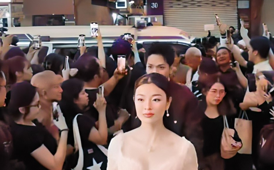 Dàn diễn viên Âm dương lộ gây tranh cãi khi bước vào rạp chiếu phim bằng xe cứu thương. Dàn diễn viên Âm dương lộ gây tranh cãi khi bước vào rạp chiếu phim bằng xe cứu thương.