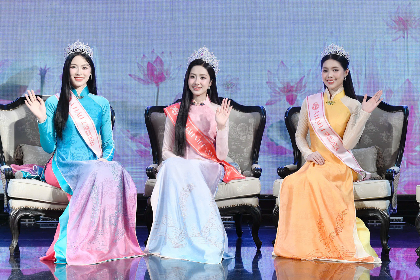 Top 3 Hoa hậu Việt Nam 2024 nền nã trong tà áo dài truyền thống. Hoa hậu Trúc Linh cùng Á hậu Vân Nhi (trái) và Châu Anh đang có những hoạt động đầu tiên trong hành trình lan tỏa hình ảnh, thực hiện sứ mệnh cộng đồng.