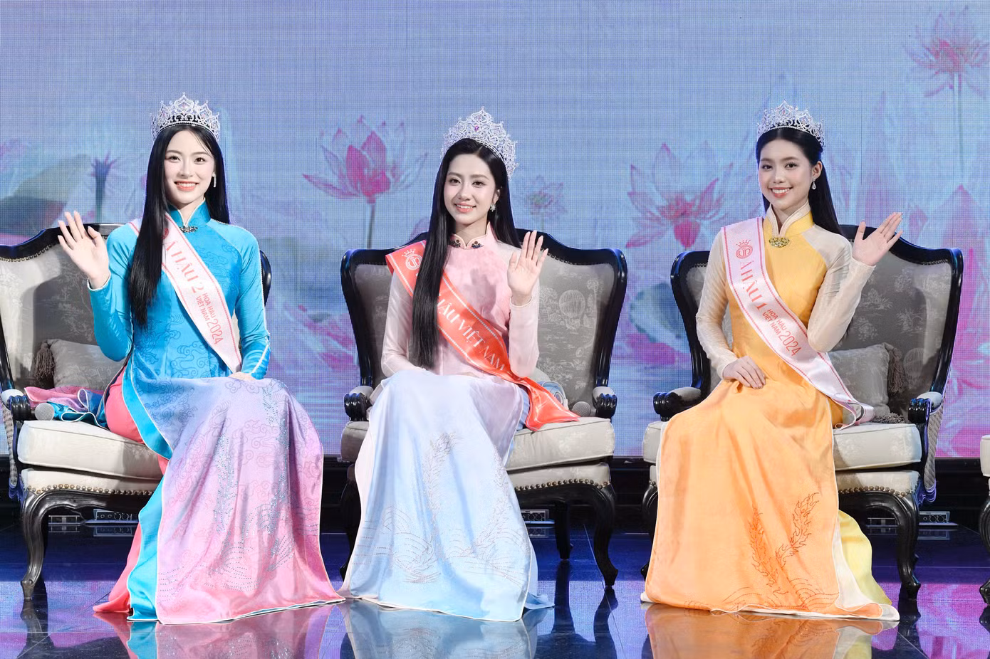 Top 3 Hoa hậu Việt Nam 2024 nền nã trong tà áo dài truyền thống. Hoa hậu Trúc Linh cùng Á hậu Vân Nhi (trái) và Châu Anh đang có những hoạt động đầu tiên trong hành trình lan tỏa hình ảnh, thực hiện sứ mệnh cộng đồng.