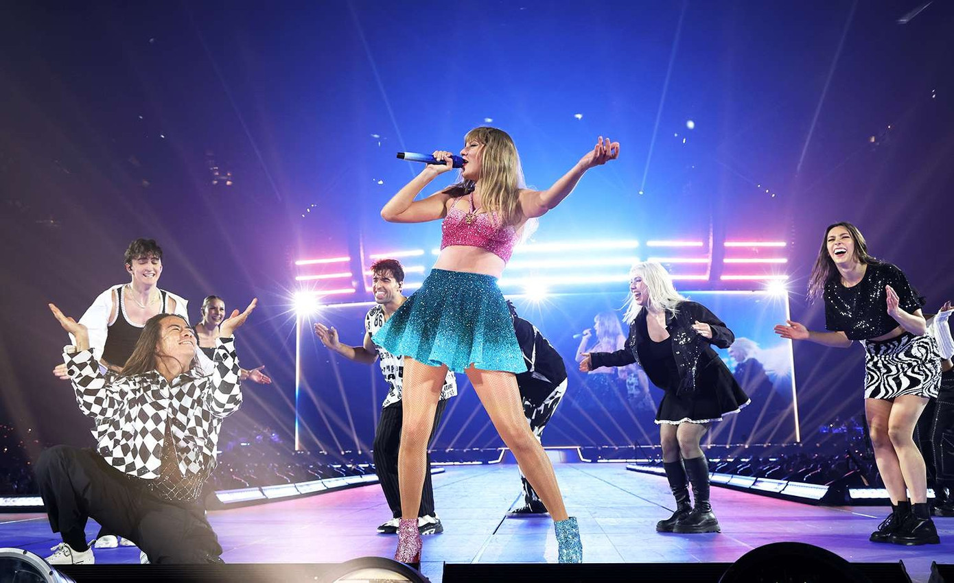 Taylor Swift trong một buổi diễn thuộc The Eras Tour. Taylor Swift trong một buổi diễn thuộc The Eras Tour.