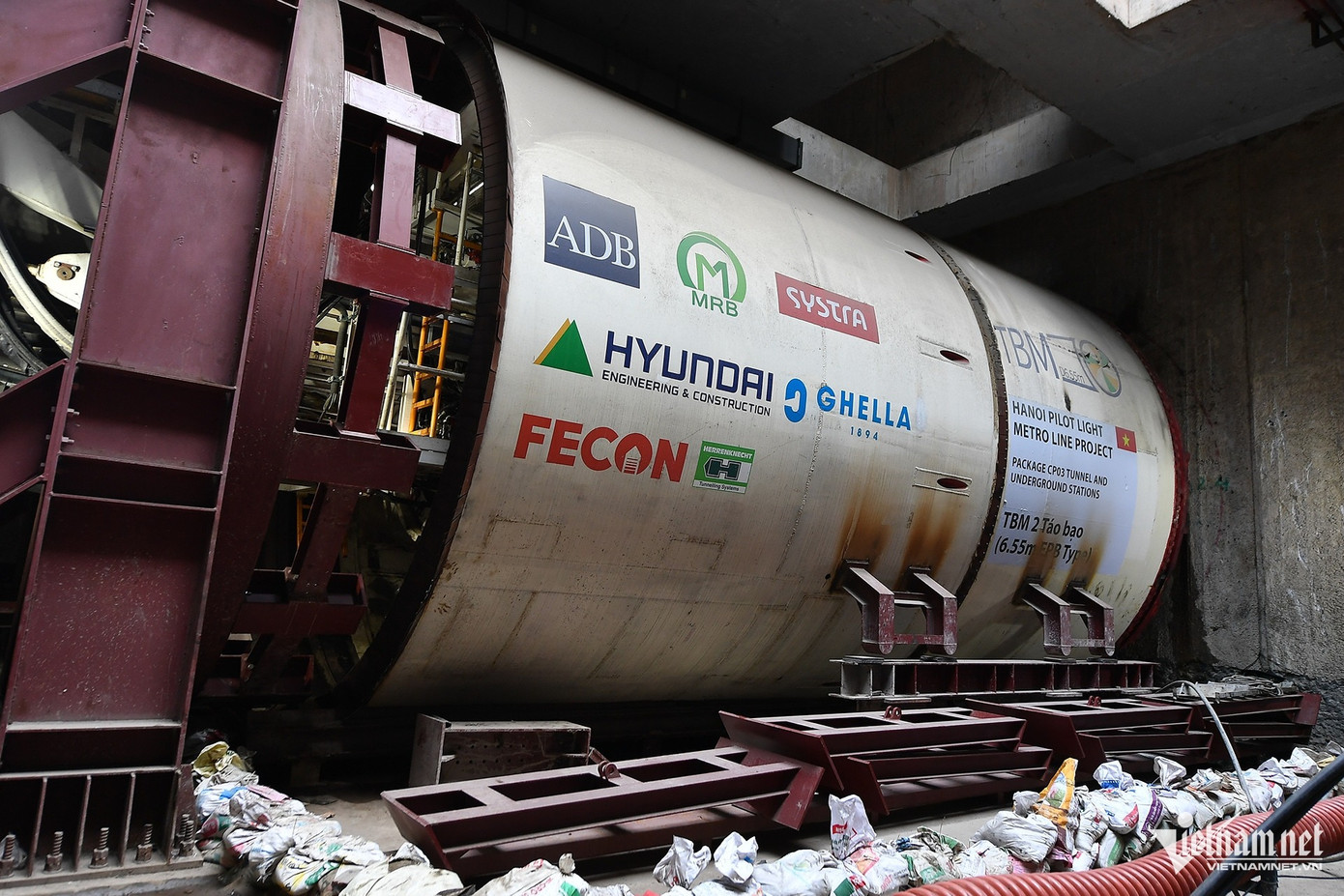 Trong ảnh là robot đào hầm có tên "Thần tốc", được thiết kế riêng cho dự án này. Máy được sản xuất bởi hãng Herrenkecht (CHLB Đức), có chiều dài hơn 100m, nặng khoảng 850 tấn.