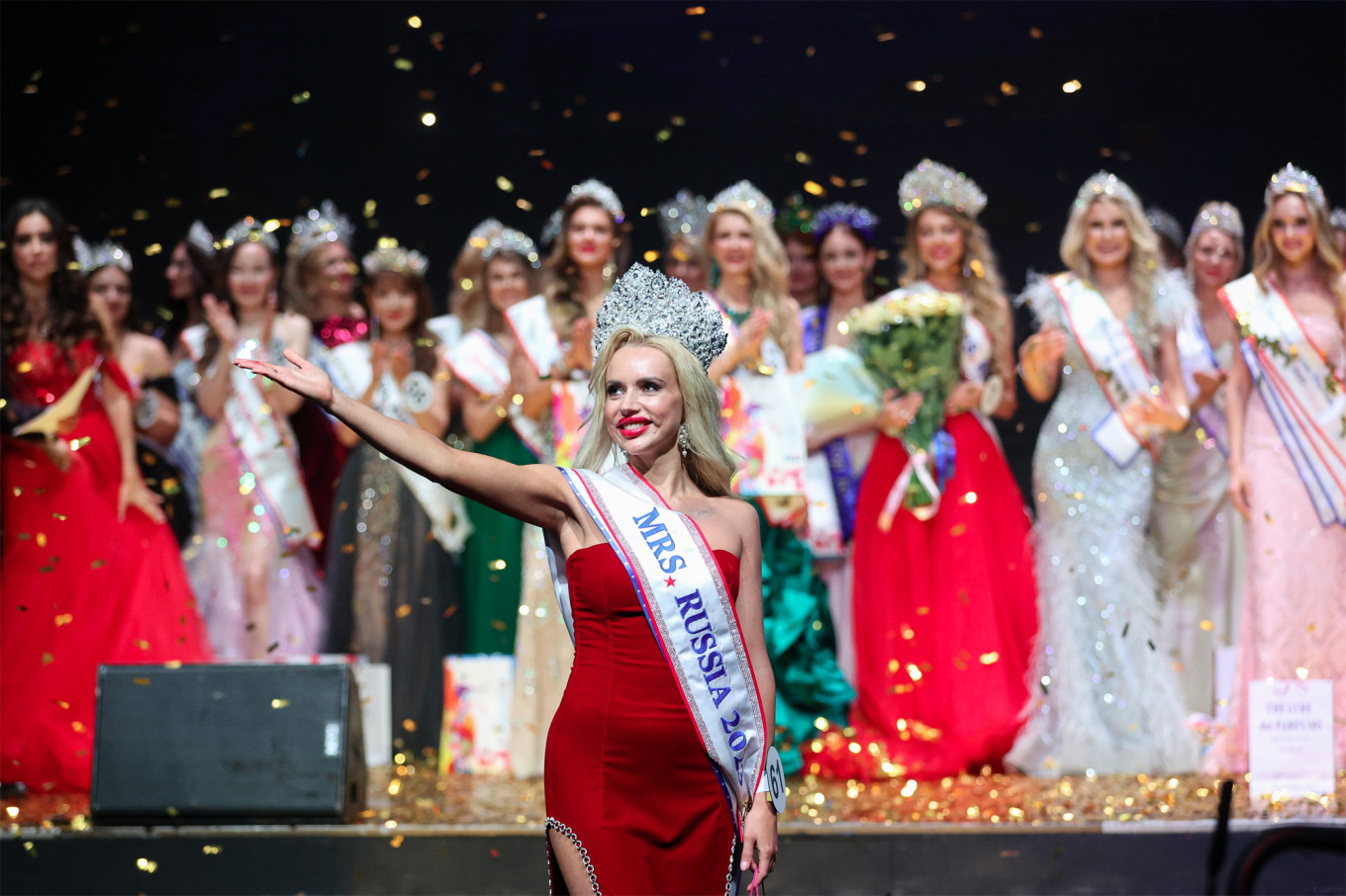 Natalya Oskar trong đêm chung kết Hoa hậu Quý bà Nga. Natalya Oskar trong đêm chung kết Hoa hậu Quý bà Nga.