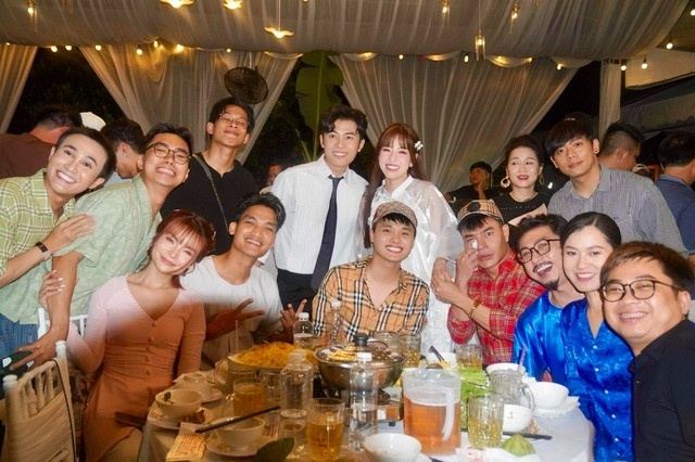 Nam diễn viên và trợ lý riêng thậm chí bị cho là mặc đồ đôi trong tiệc cưới Puka - Gin Tuấn Kiệt ở đồng tháp. Nam diễn viên và trợ lý riêng thậm chí bị cho là mặc đồ đôi trong tiệc cưới Puka - Gin Tuấn Kiệt ở đồng tháp.