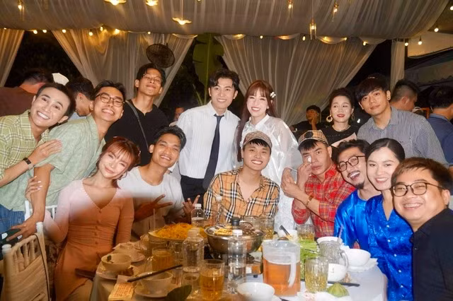 Nam diễn viên và trợ lý riêng thậm chí bị cho là mặc đồ đôi trong tiệc cưới Puka - Gin Tuấn Kiệt ở đồng tháp.
