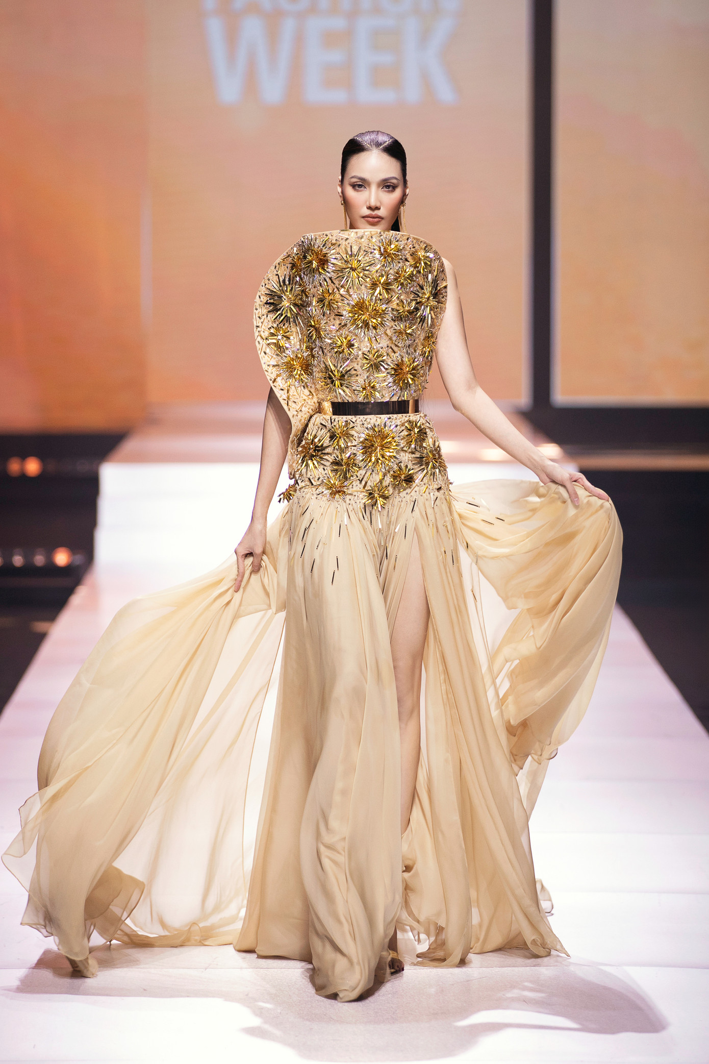 Sự xuất hiện bất ngờ của Mỹ Linh và trang phục ấn tượng của Lan Khuê là điểm nhấn của show.