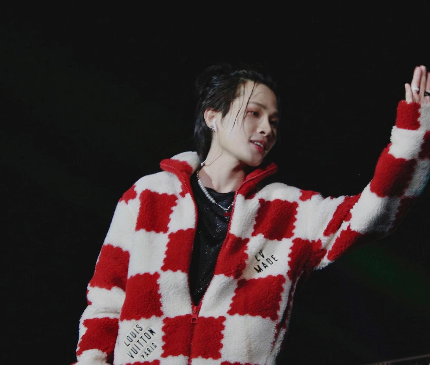 Khán giả chia phe nêu quan điểm về vụ lightstick của Jack. Khán giả chia phe nêu quan điểm về vụ lightstick của Jack.