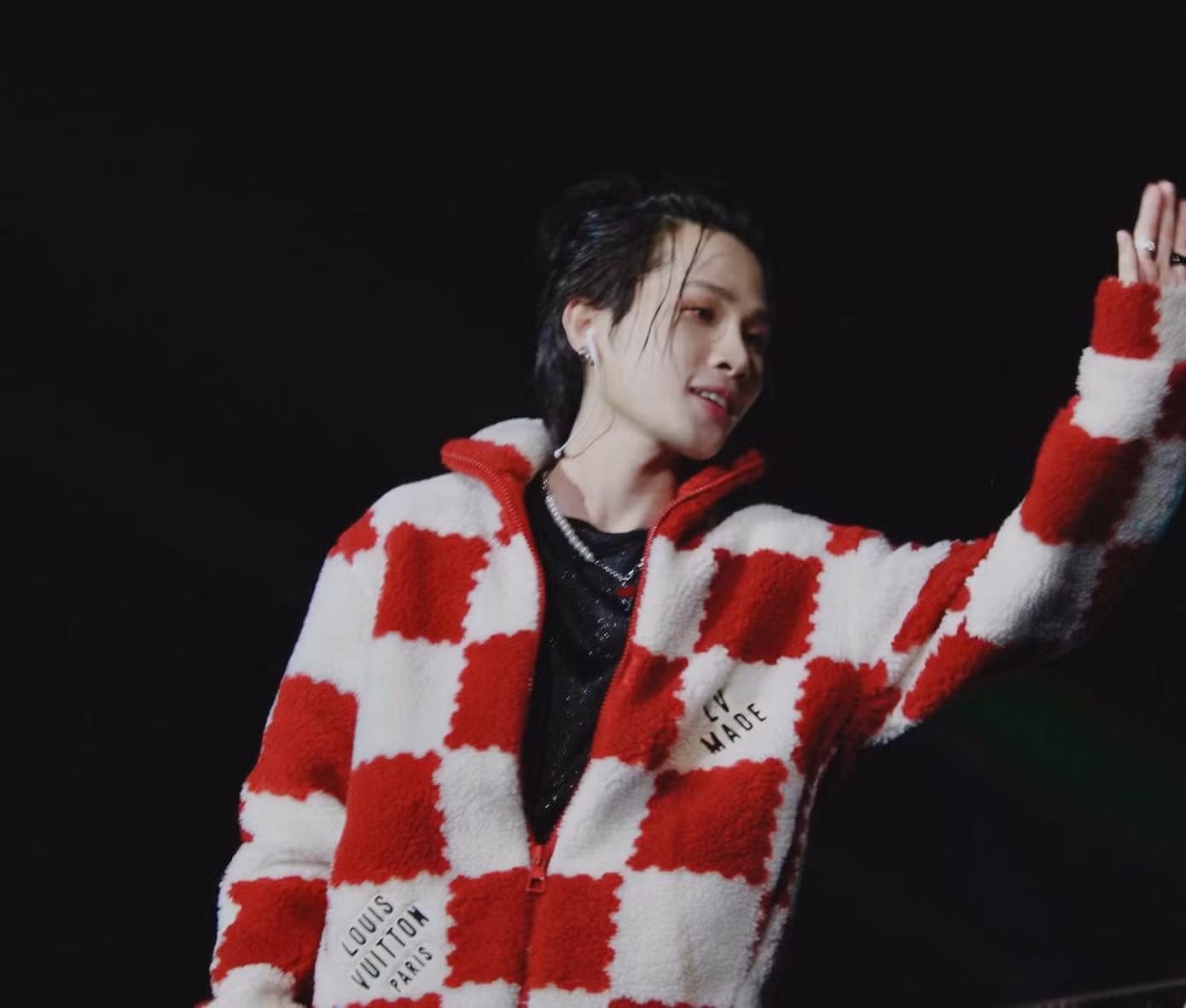 Khán giả chia phe nêu quan điểm về vụ lightstick của Jack.