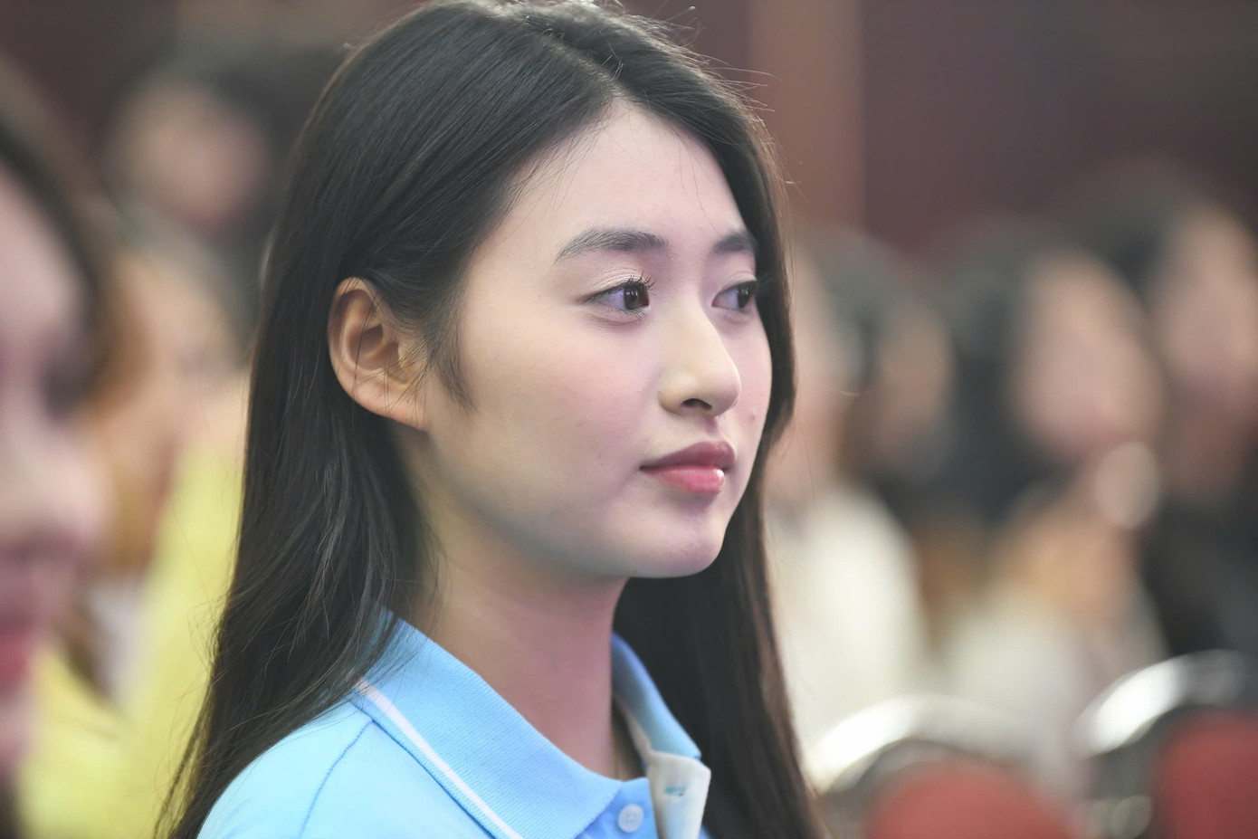 Tại ngày hội tuyển sinh đầu tiên tại Học viện Ngoại giao, nhà báo Phùng Công Sưởng, Trưởng ban tổ chức Hoa hậu Việt Nam 2024, khẳng định cuộc thi vượt lên sân chơi về vẻ đẹp hình thể. &quot;Hoa hậu Việt Nam sẽ là hành trình đặc biệt, là cơ hội để các bạn sinh viên trải nghiệm và đóng góp thêm những giá trị tích cực cho cộng đồng, xã hội. Thanh xuân rực rỡ của các bạn sẽ lấp lánh, đầy màu sắc, ấm áp, yêu thương khi đồng hành cùng Hoa hậu Việt Nam 2024&quot;, nhà báo Phùng Công Sưởng nhấn mạnh.