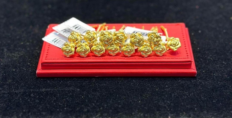 Bông hoa hồng mạ vàng 24K đắt khách dịp lễ 20/10. Ảnh: Vàng bạc Phú Thành.