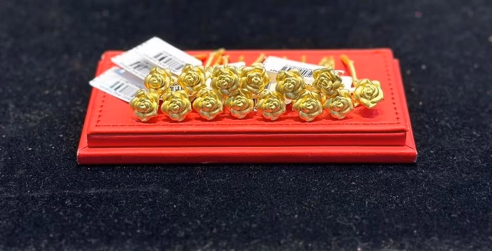 Bông hoa hồng mạ vàng 24K đắt khách dịp lễ 20/10. Ảnh: Vàng bạc Phú Thành.