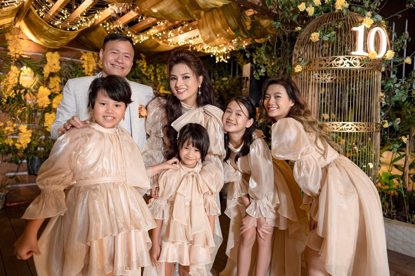 Vũ Thu Phương và chồng cũ có bốn con gái (trong đó có hai con riêng của chồng).
