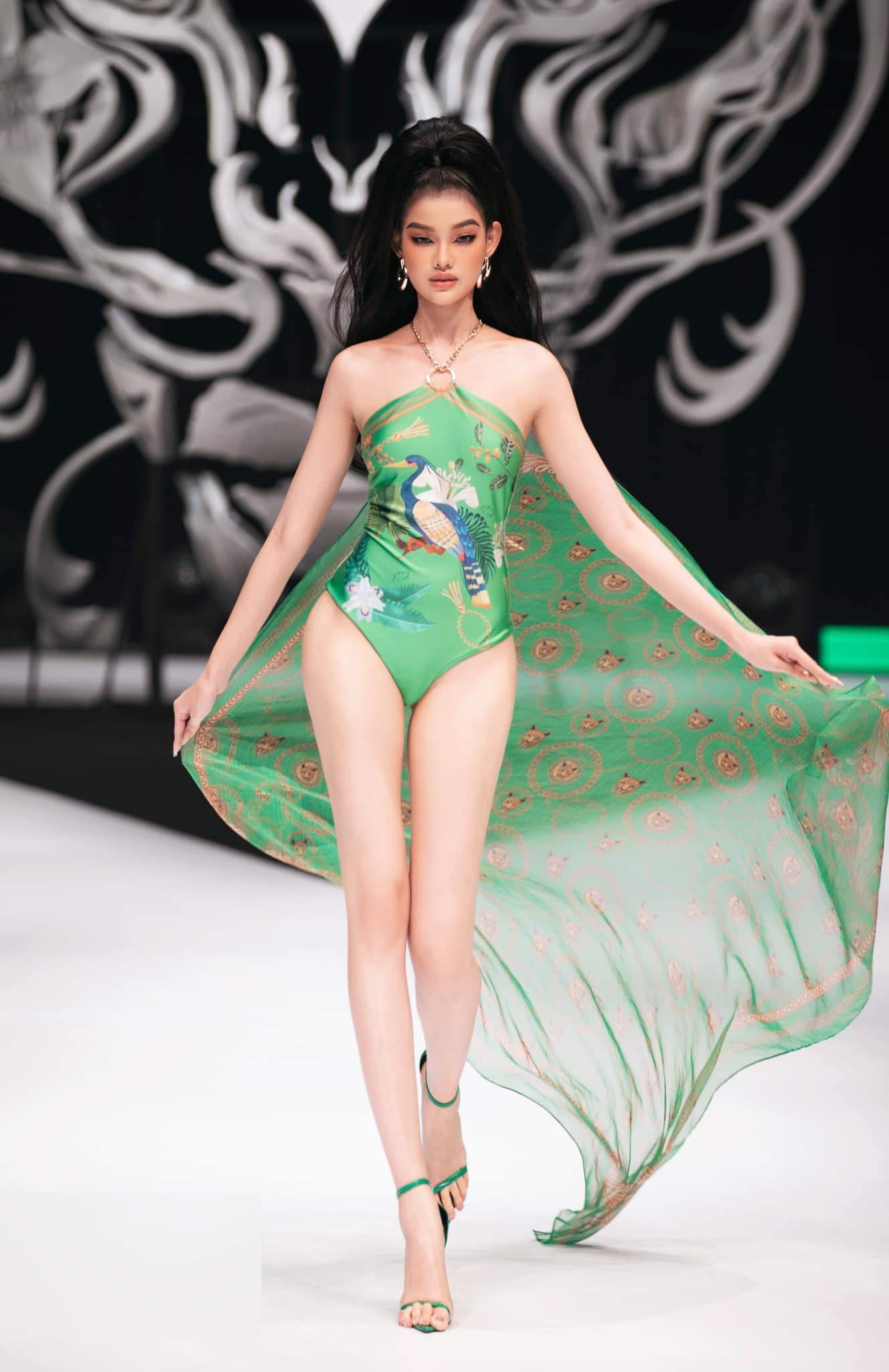 Với chiều cao 1,74 m cùng thân hình thon gọn, Bé Quyên thường được mời trình diễn những bộ trang phục giúp cô khoe đường cong, đôi chân dài. Với chiều cao 1,74 m cùng thân hình thon gọn, Bé Quyên thường được mời trình diễn những bộ trang phục giúp cô khoe đường cong, đôi chân dài.