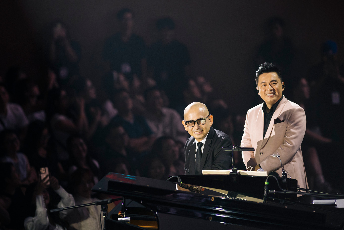 Sau khi trình diễn Katy Katy, Lam Trường nói: &quot;Tôi mua 10 căn nhà nhờ ca khúc của Đức Trí&quot;. Cả hai nghệ sĩ có màn chia sẻ mối quan hệ thâm tình hơn 20 năm qua trên sân khấu.