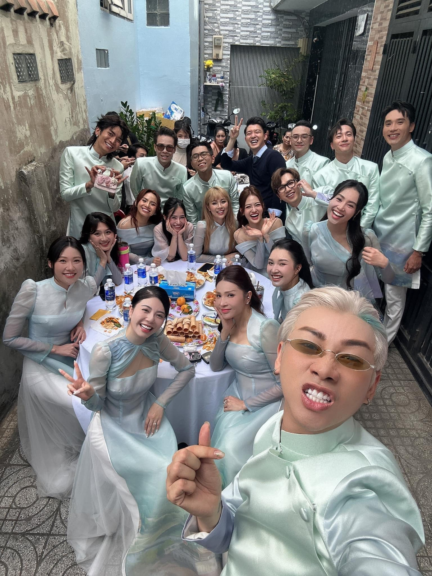 Hình ảnh dàn phù dâu, phù rể có mặt trong lễ ăn hỏi Phương Lan được Ngọc Phước đăng tải trên trang cá nhân. Trong ngày trọng đại, cô dâu diện áo dài hồng song hỷ của NTK Linh Nga. Đôi trẻ vui vẻ chụp ảnh kỷ niệm cùng bạn bè, đồng nghiệp.