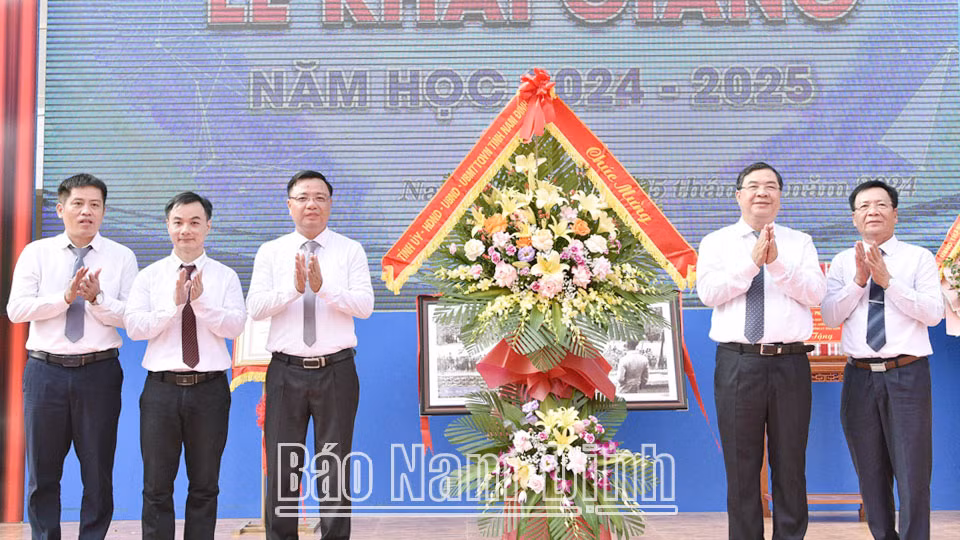 Đồng chí Bí thư Tỉnh uỷ Phạm Gia Túc tặng hoa chúc mừng thầy và trò Trường THPT chuyên Lê Hồng Phong nhân ngày khai giảng năm học mới. Đồng chí Bí thư Tỉnh uỷ Phạm Gia Túc tặng hoa chúc mừng thầy và trò Trường THPT chuyên Lê Hồng Phong nhân ngày khai giảng năm học mới.