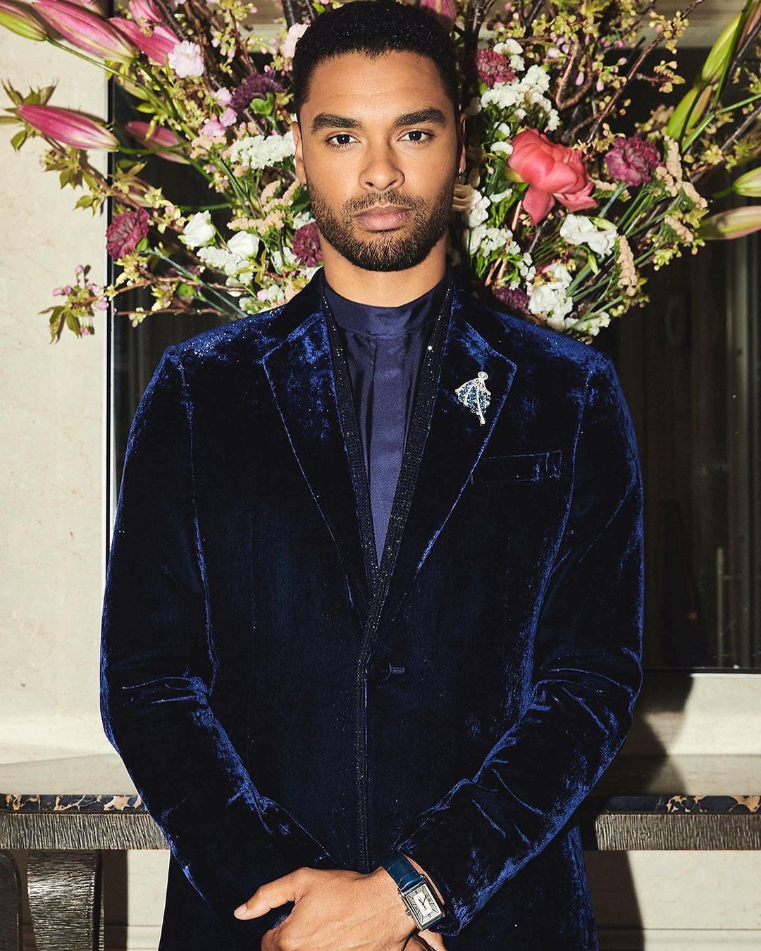 Cơ thể săn chắc, gương mặt nam tính và giọng nói ấm áp giúp ngôi sao da màu ghi điểm trong loạt phim gắn mác 18+;