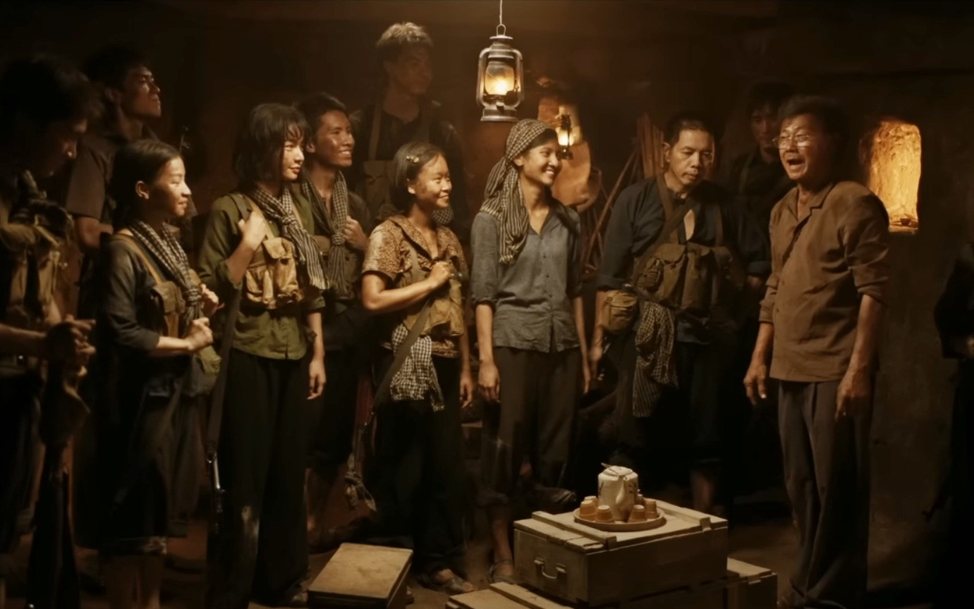 Thái Hòa (trên) và các diễn viên trong Địa đạo.