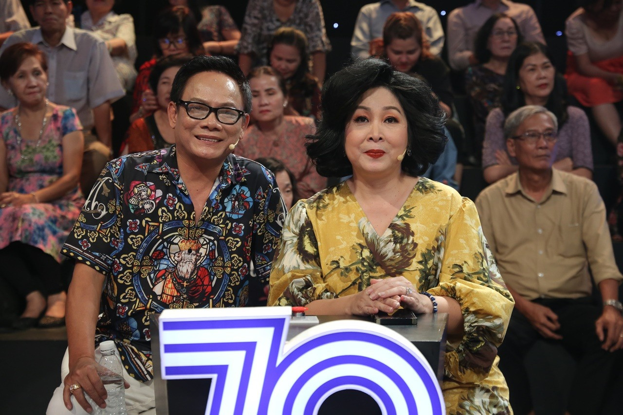 Nghệ sĩ Tấn Hoàng trong một chương trình truyền hình.