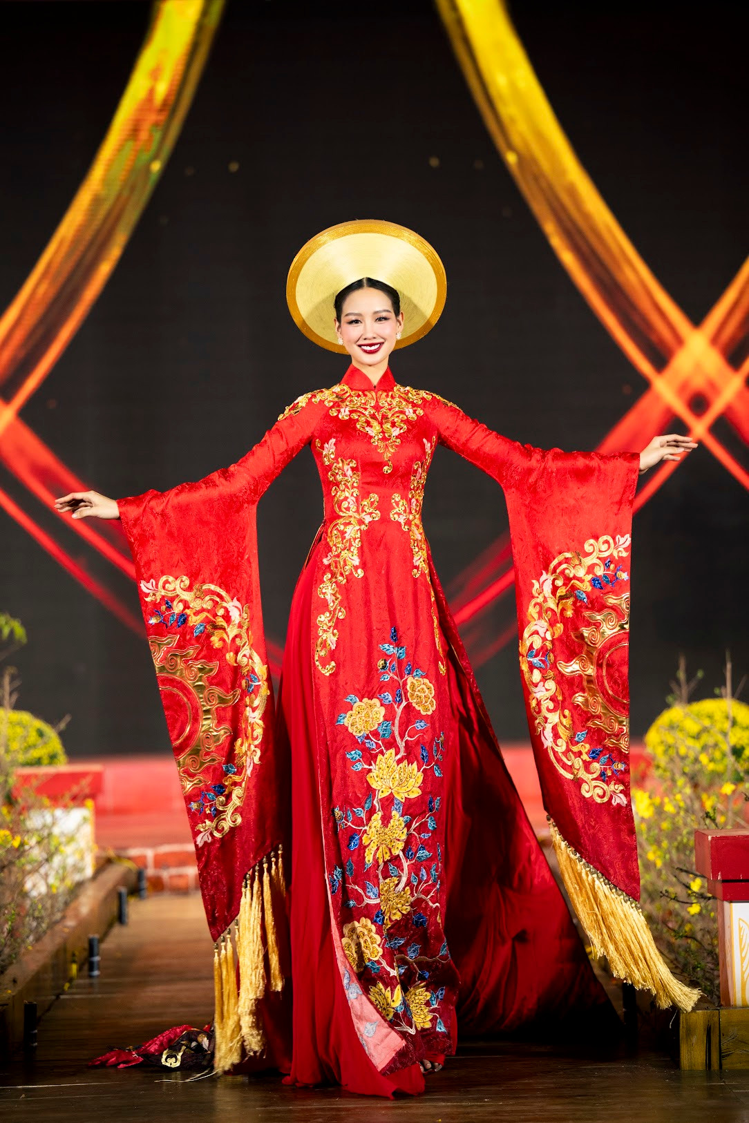 Hoa hậu Lê Nguyễn Bảo Ngọc mở màn với áo dài đậm phong cách sân khấu miền Nam. Đại sứ của Lễ hội Tết Việt 2024 mặc áo dài có phần tà và đuôi váy dài, trình diễn với phong cách trẻ trung.