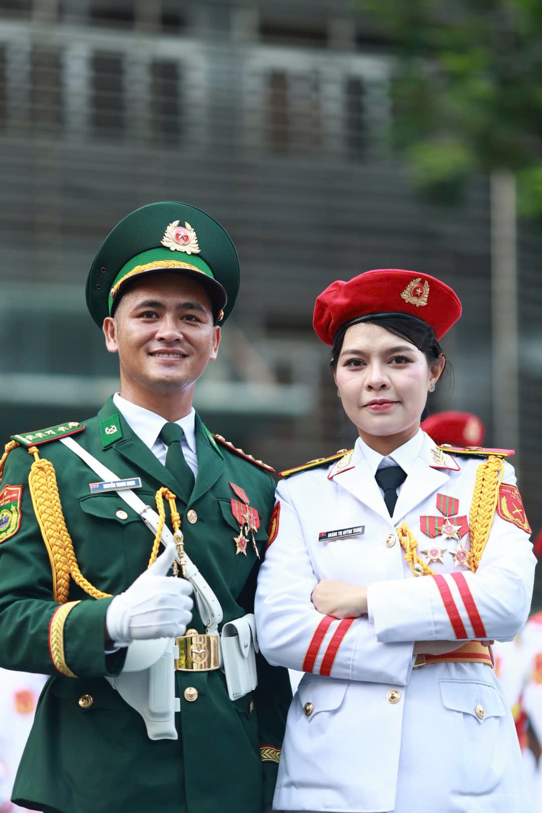 Khoảnh khắc sĩ quan thuộc lực lượng Bộ đội Biên phòng chung khung hình cùng nữ sĩ quan Khối Quân nhạc.