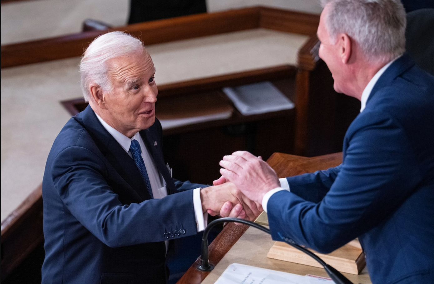 Tổng thống Joe Biden và Chủ tịch Hạ viện Kevin McCarthy đạt được thỏa thuận sơ bộ nâng mức trần nợ.