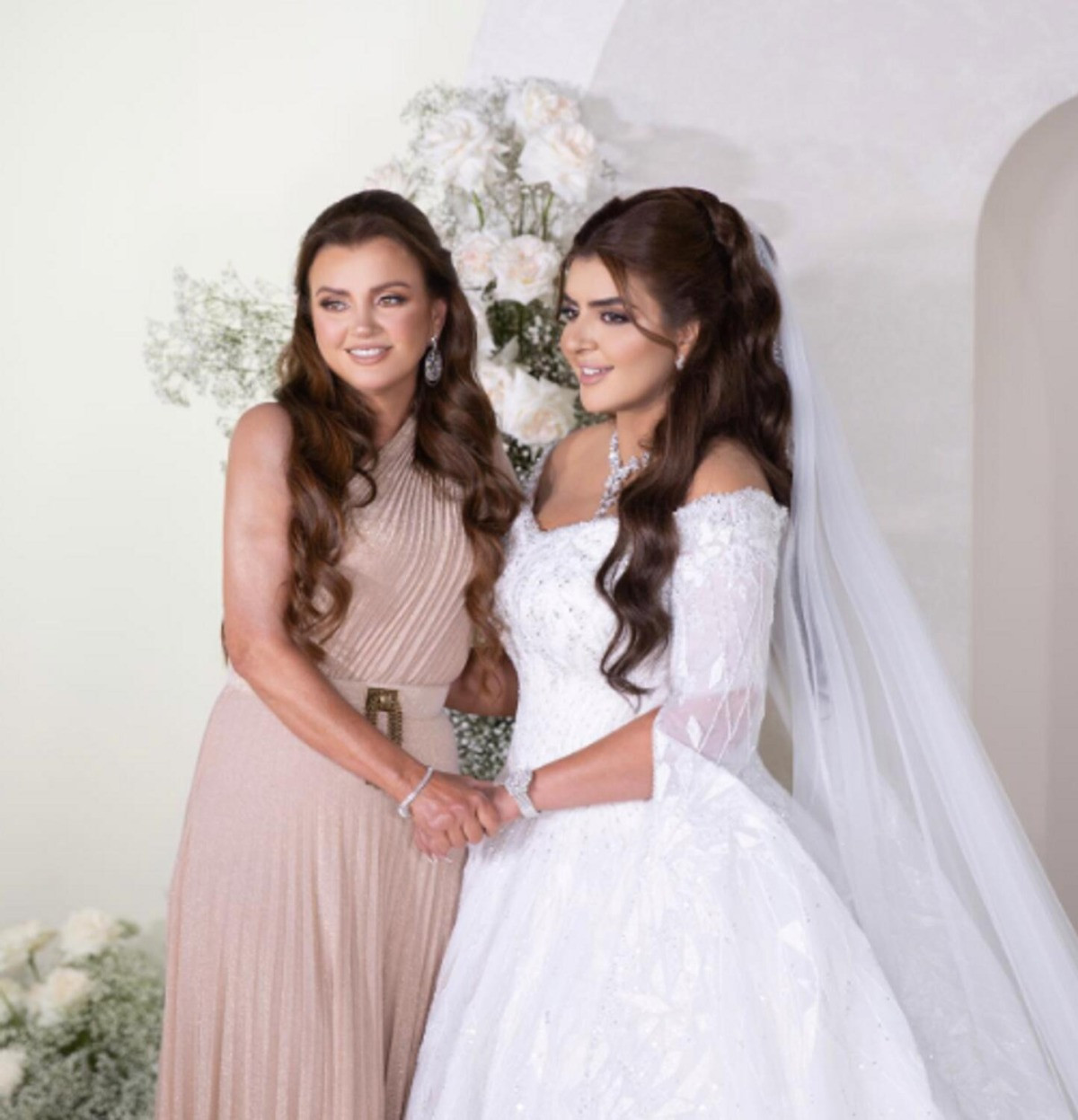 Trong lễ cưới, Công chúa Sheikha Mahra Bint mặc váy cưới thêu tay xa xỉ. Váy trễ vai cùng mấn dài làm tôn lên vẻ đẹp của cô dâu. Cô chọn điểm nhấn là trang sức và đồng hồ toàn bộ là kim cương.