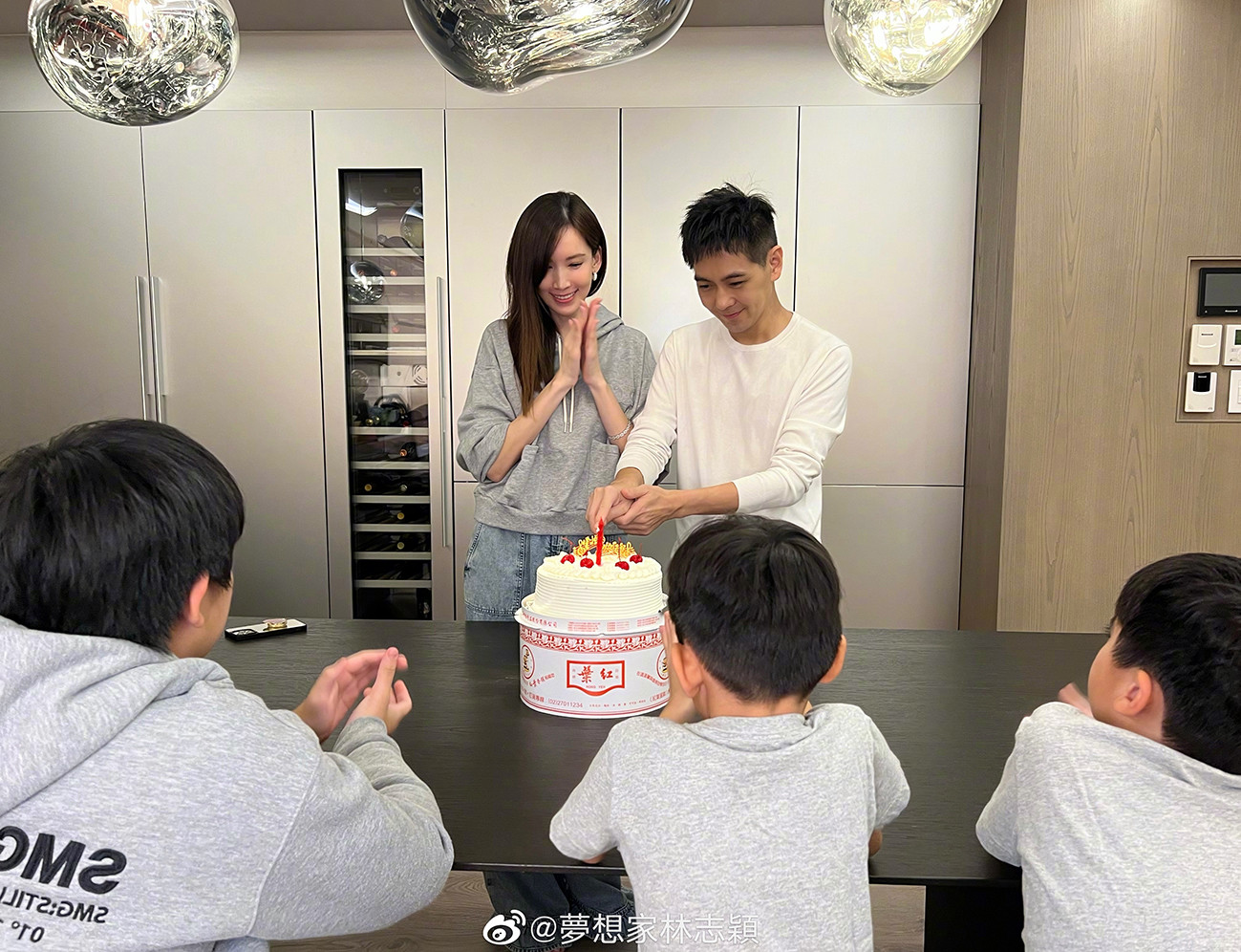 Lâm Chí Dĩnh mừng tuổi 48 bên gia đình. Lâm Chí Dĩnh mừng tuổi 48 bên gia đình.