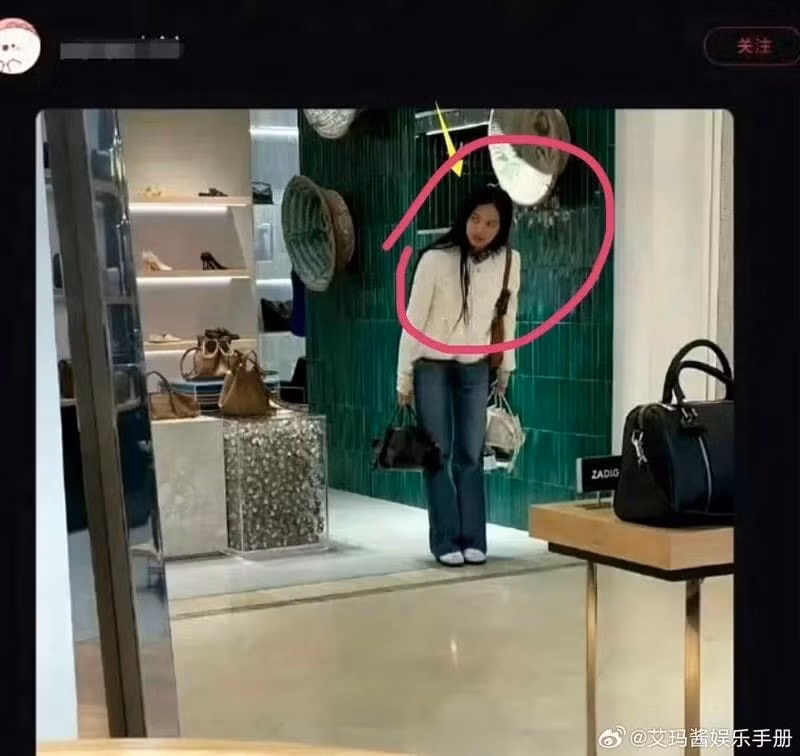 Lisa tại trung tâm mua sắm thuộc sở hữu của gia đình bạn trai.