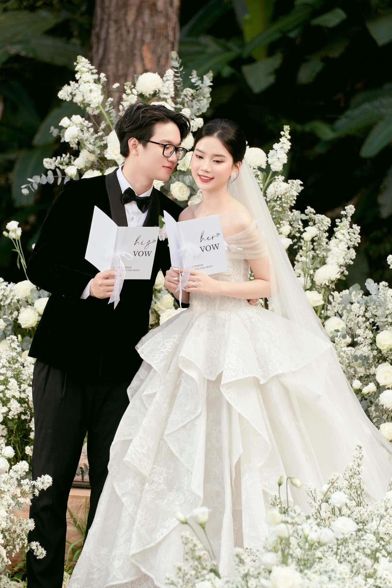 Ảnh cưới của Top 5 Hoa hậu Việt Nam 2022 Hoàng Hương Giang và chú rể Trung Kiên.