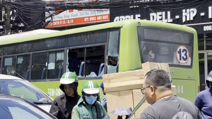 Kính xe buýt khác bị tông hư bể khi va chạm. Kính xe buýt khác bị tông hư bể khi va chạm.