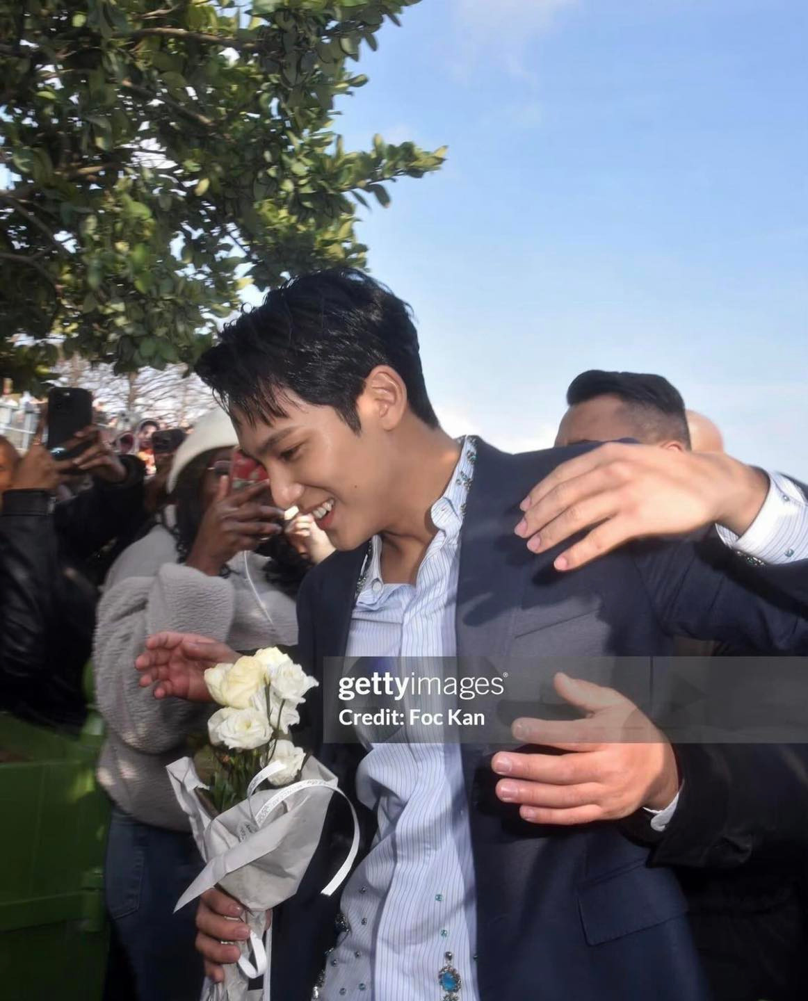 Ngày 26/2 , Mingyu dự show Dior thuộc Tuần lễ thời trang Paris, Pháp. Khoảnh khắc nam ca sĩ cầm hoa sau show viral. Thành viên nhóm Seventeen được người hâm mộ "bao vây", đòi lấy hoa và nhận làm chồng. Trên mạng xã hội, người hâm mộ nữ liên tục bình luận đòi nhận chồng.