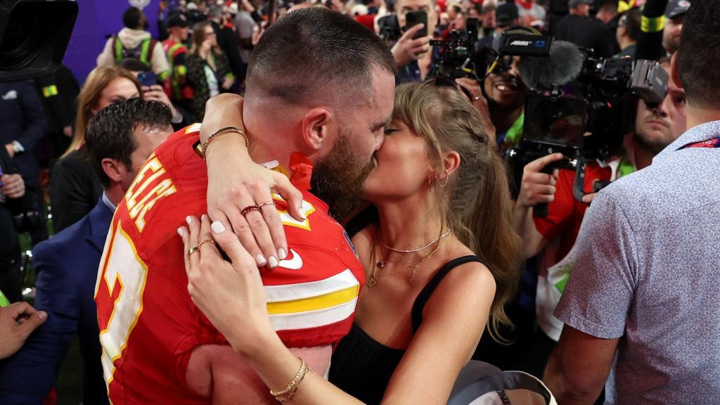 Taylor Swift ăn mừng đội bóng của bạn trai vô địch Super Bowl LVIII tại Sân vận động Allegiant, Las Vegas, Mỹ. Taylor Swift ăn mừng đội bóng của bạn trai vô địch Super Bowl LVIII tại Sân vận động Allegiant, Las Vegas, Mỹ.