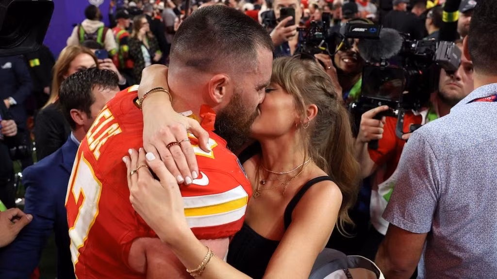 Taylor Swift ăn mừng đội bóng của bạn trai vô địch Super Bowl LVIII tại Sân vận động Allegiant, Las Vegas, Mỹ.