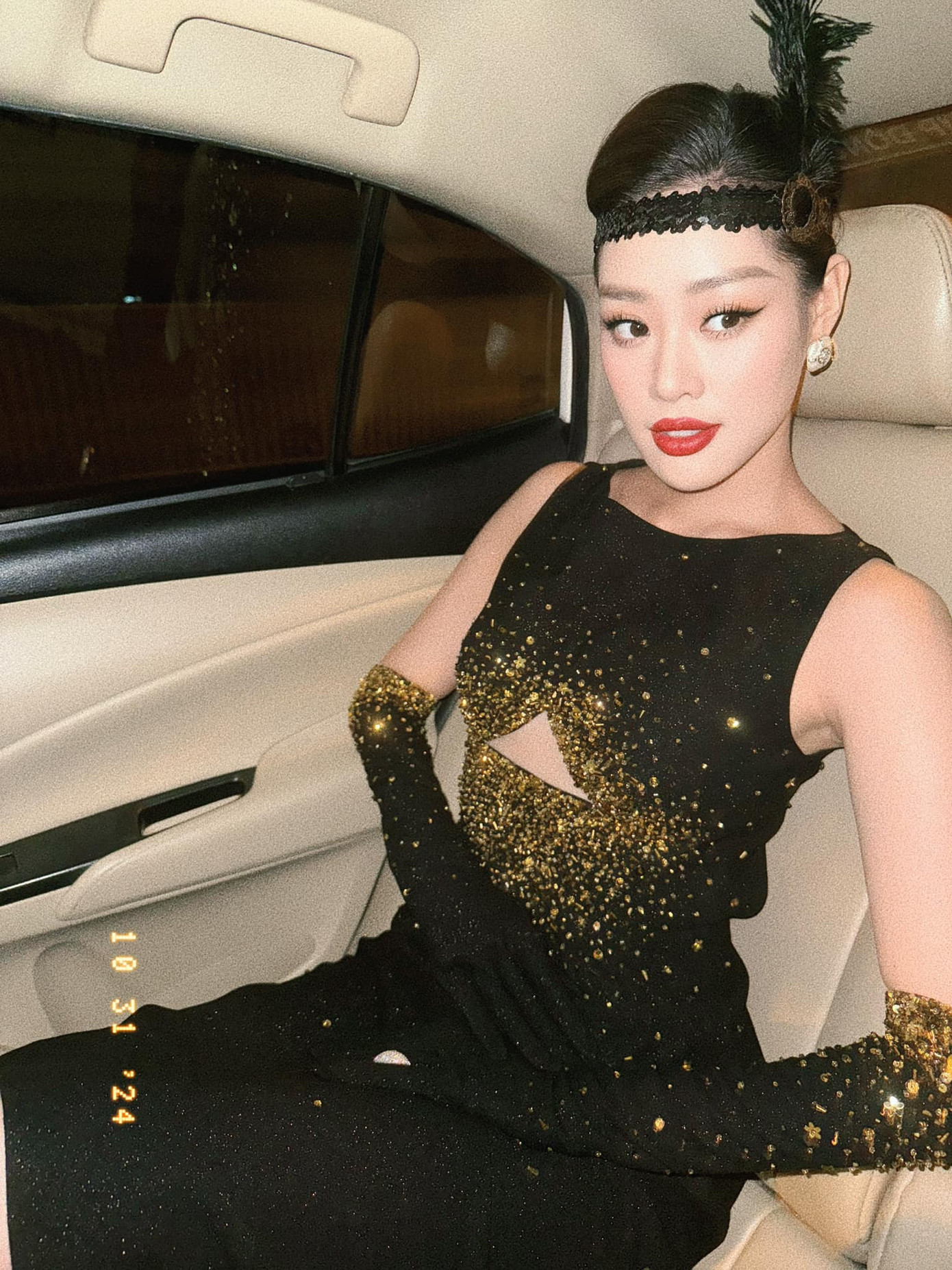 Khánh Vân trong tạo hình quý cô cổ điển Hollywood xưa. Hoa hậu Hoàn vũ Việt Nam 2019 trước đó đăng ảnh loạt ảnh cưới phong cách Halloween.