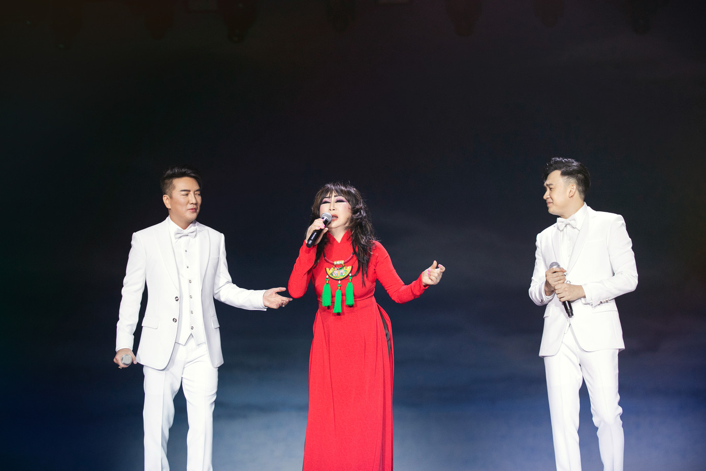 Màn biểu diễn đặc biệt nhất trong live show lần này đến từ danh ca Lê Uyên. Đây là lần hiếm hoi cô về Việt Nam biểu diễn. Dạ khúc cho tình nhân, dự án kéo dài 19 năm của Đàm Vĩnh Hưng, cũng là tên ca khúc gắn với vợ chồng nữ danh ca.