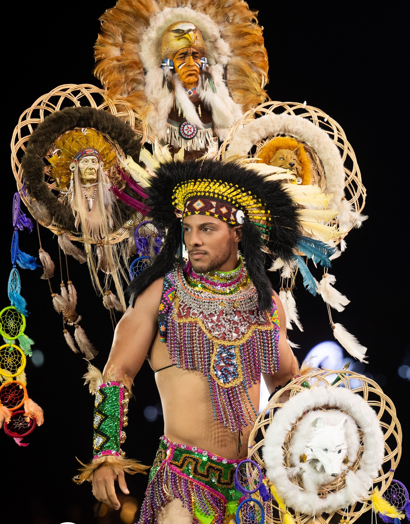 Nam vương người Mexico diện trang phục, lấy ý tưởng văn hóa truyền thống của thành phố Durango. National Costume của Sierra Leone (ảnh phải) biểu trưng cho sự kiên cường, khả năng lãnh đạo, lòng dũng cảm và sức mạnh của đàn ông. Nam vương Thế giới Mexico và Sierra Leone là hai trong số thí sinh có hình thể đẹp nhất năm nay.