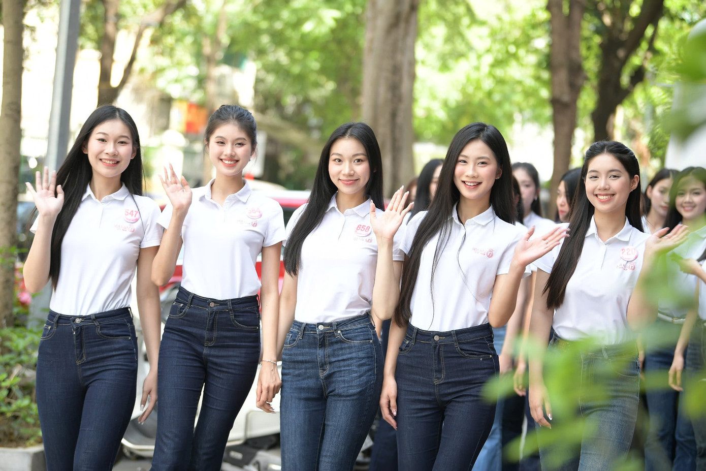 Khoảnh khắc 41 người đẹp sải bước trước tòa soạn báo Tiền Phong (số 15 Hồ Xuân Hương, Nguyễn Du, quận Hai Bà Trưng, Hà Nội) thu hút sự hiếu kỳ của người dân khu vực. Thí sinh của Hoa hậu Việt Nam cười tươi, vẫy tay tương tác với người dân và ống kính phóng viên.