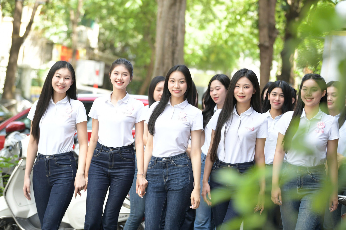 Khoảnh khắc 41 người đẹp sải bước trước tòa soạn báo Tiền Phong (số 15 Hồ Xuân Hương, Nguyễn Du, quận Hai Bà Trưng, Hà Nội) thu hút sự hiếu kỳ của người dân khu vực. Thí sinh của Hoa hậu Việt Nam cười tươi, vẫy tay tương tác với người dân và ống kính phóng viên.