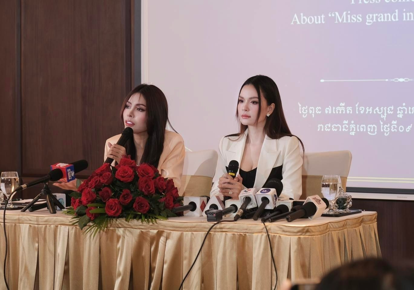Hoa hậu Hòa bình Campuchia (trái) trong buổi họp báo chỉ trích tổ chức Miss Grand International. Hoa hậu Hòa bình Campuchia (trái) trong buổi họp báo chỉ trích tổ chức Miss Grand International.