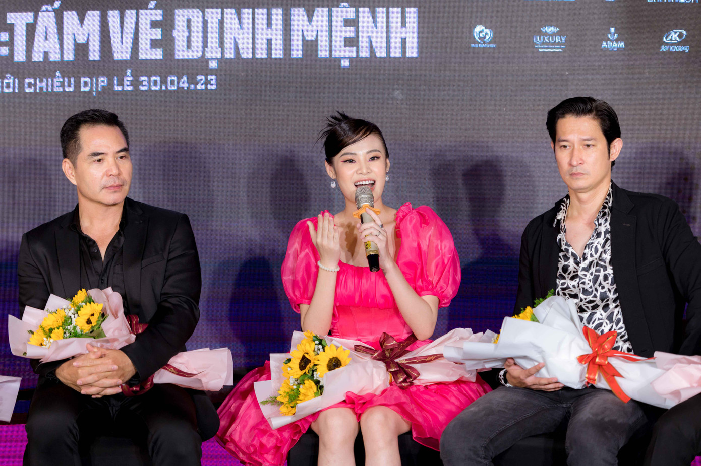 Dàn diễn viên có mặt tại buổi họp báo ra mắt phim Lật mặt 6. Ảnh: NSX.