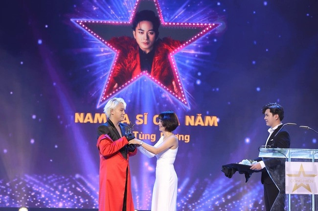 Đại diện Tùng Dương nhận giải Nam ca sĩ của năm từ ban tổ chức. Anh hiện là nghệ sĩ nhận giải nhiều nhất trong lịch sử giải cống hiến với 13 chiến thắng trên tổng số 28 đề cử.