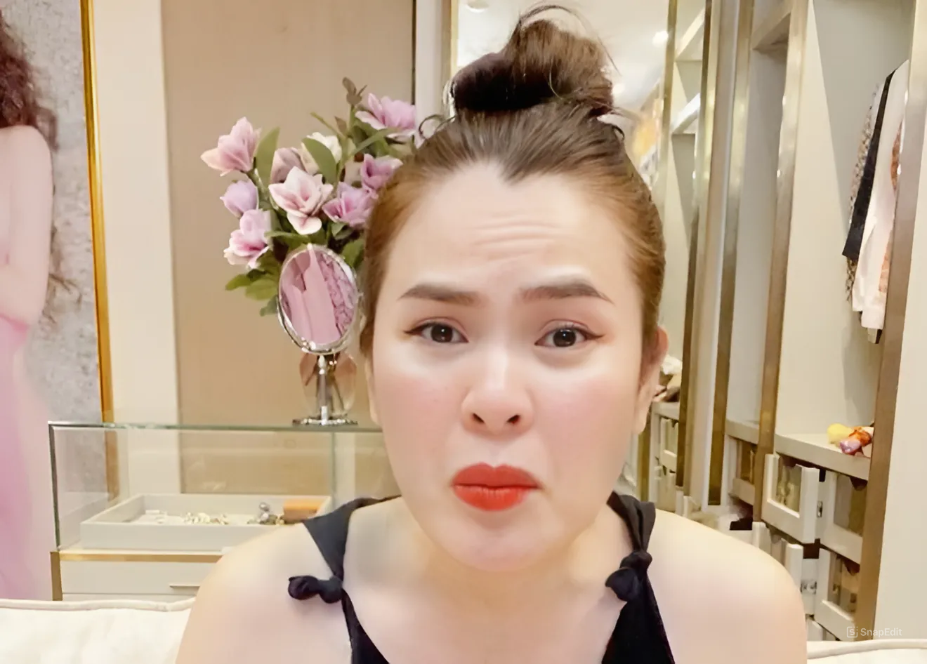 Phương Lê sẽ bị xử lý vì ồn ào trên livestream. Phương Lê sẽ bị xử lý vì ồn ào trên livestream.