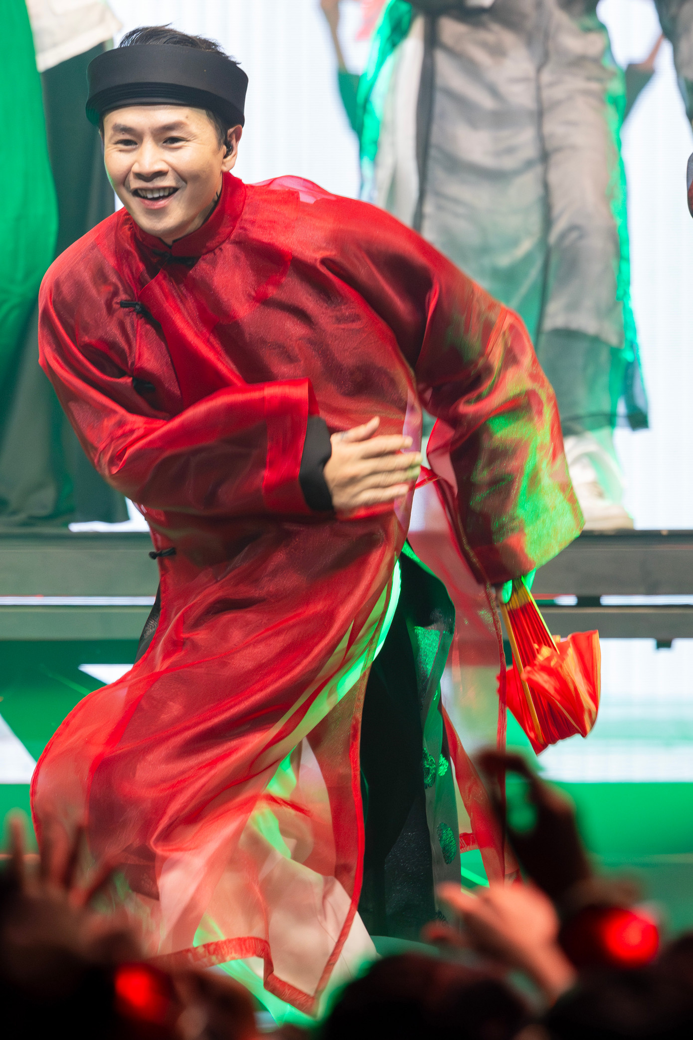 Sau phần thắng nhiều tranh cãi của Tiến Luật, Nhà Trẻ thắng đậm ở Công diễn 4. Sau phần thắng nhiều tranh cãi của Tiến Luật, Nhà Trẻ thắng đậm ở Công diễn 4.